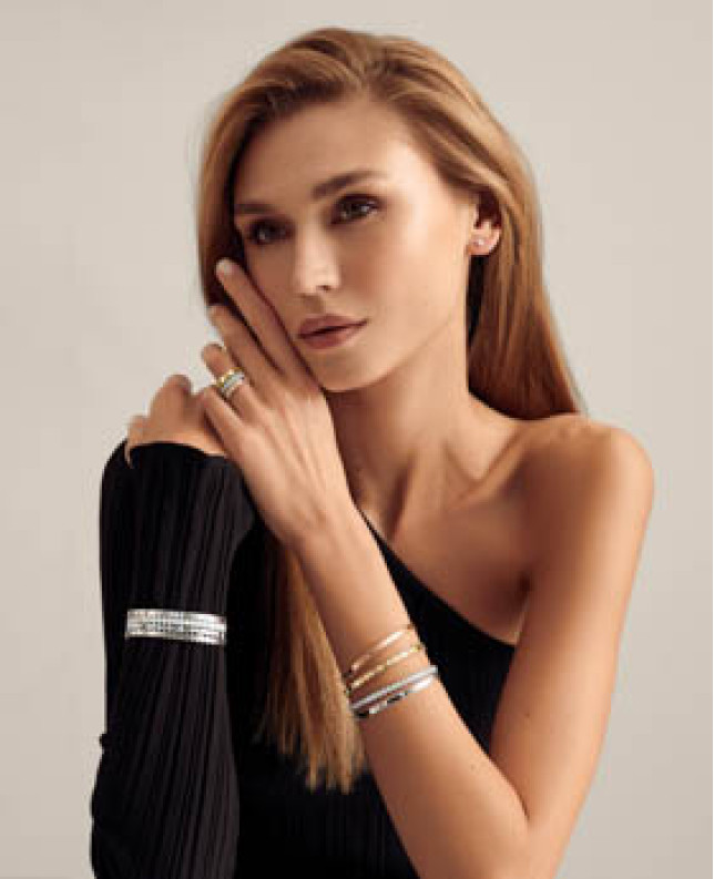 Set of gold rings with diamond comb
