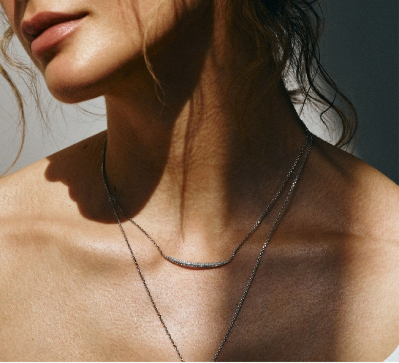 White gold necklace with diamonds glow <span>2090</span>
