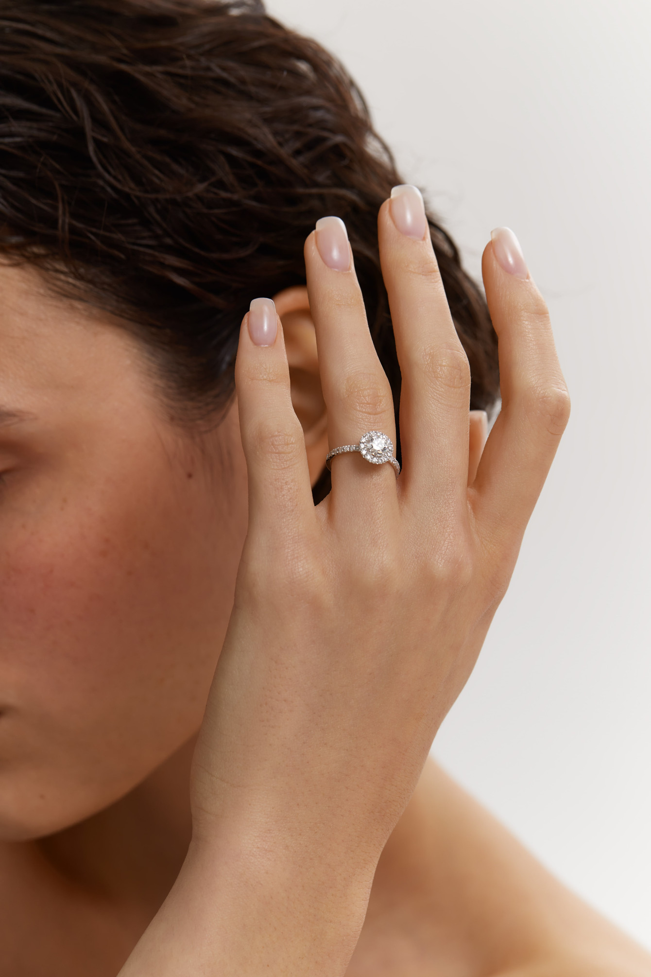 White gold ring with diamonds glow <span>1007</span>