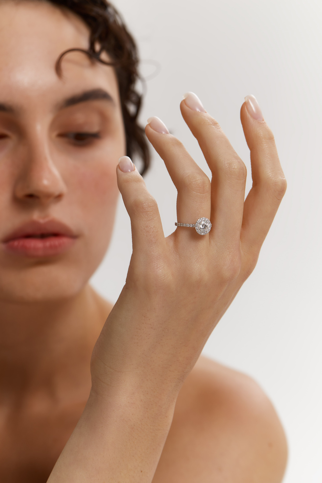 White gold ring with diamonds glow <span>1007</span>