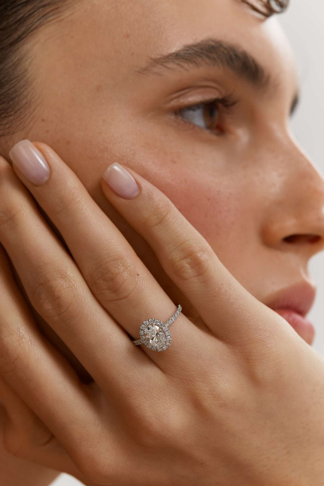 White gold ring with diamonds glow 1011
