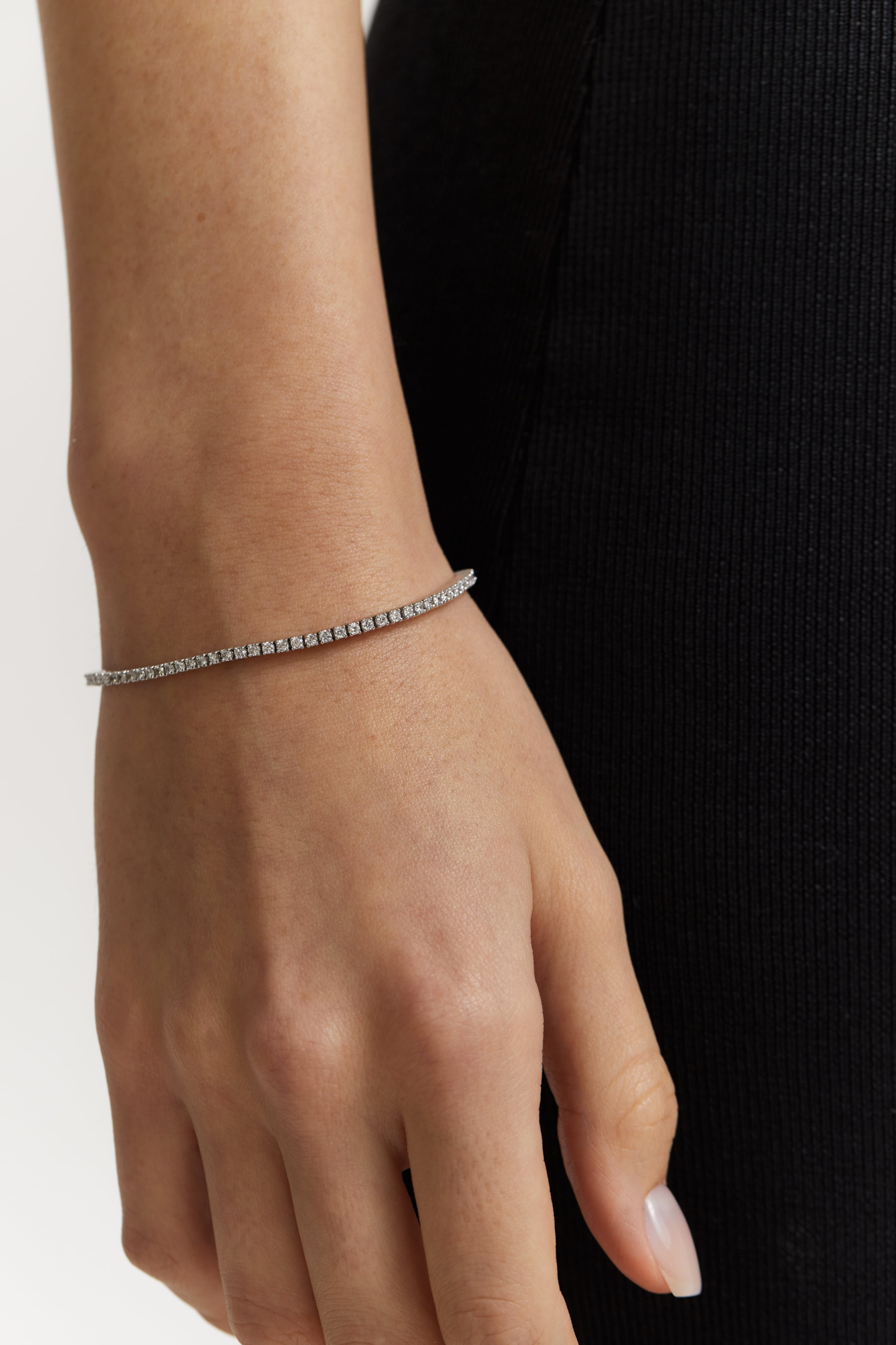 White gold bracelet with diamonds glow <span>2080</span>
