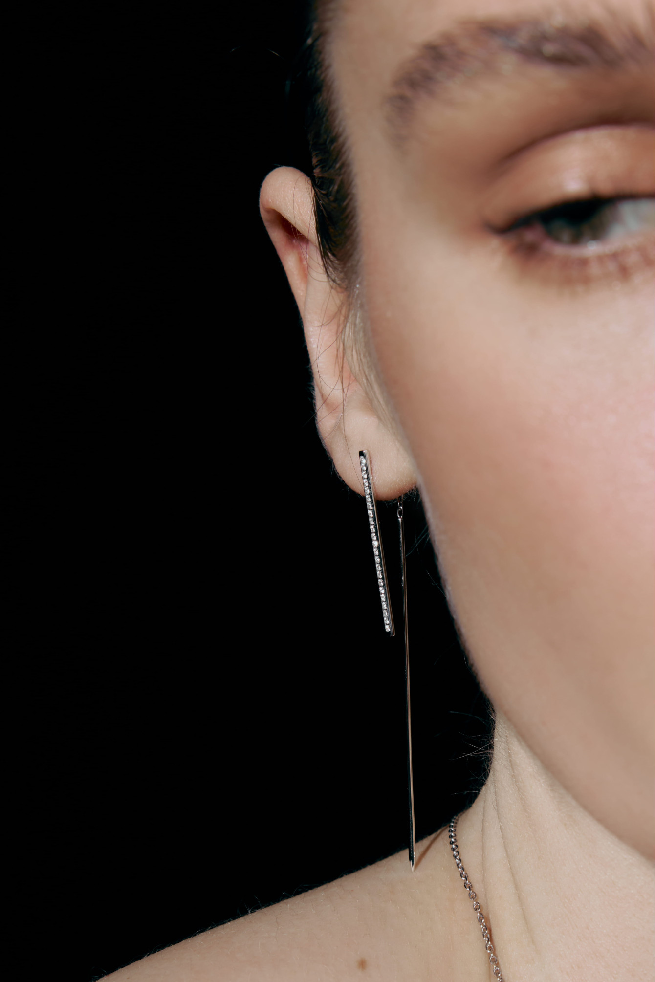 White gold earrings with diamonds need <span>2264</span>