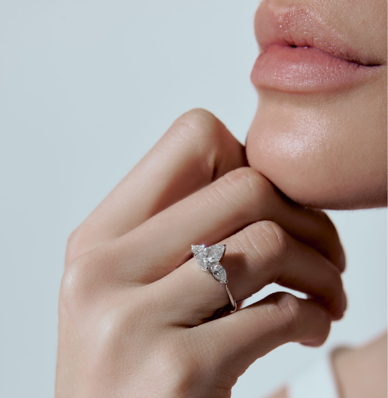 White gold ring with diamond pears <span>2286</span>
