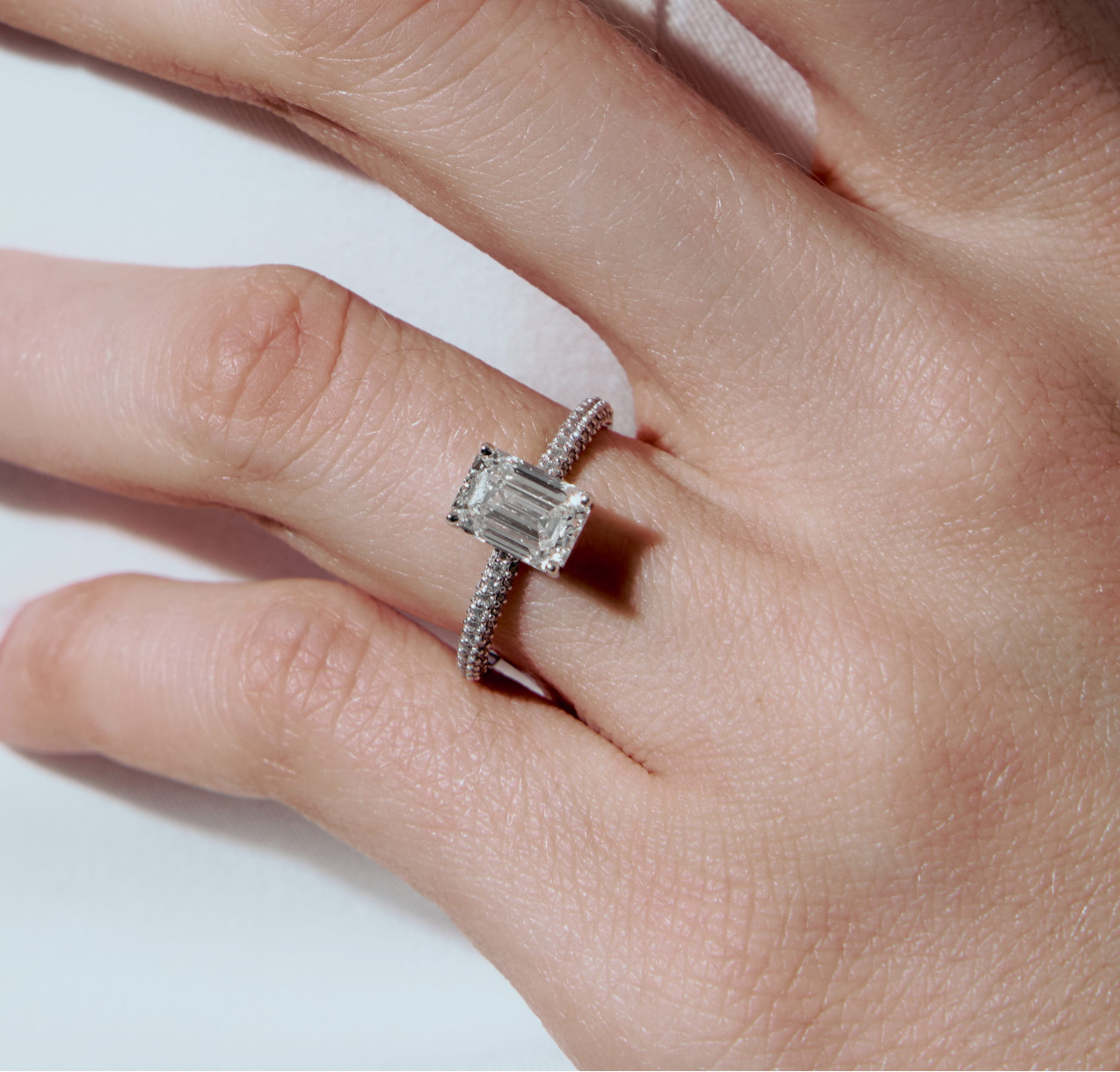 White gold ring with diamonds Signature <span>2260</span>