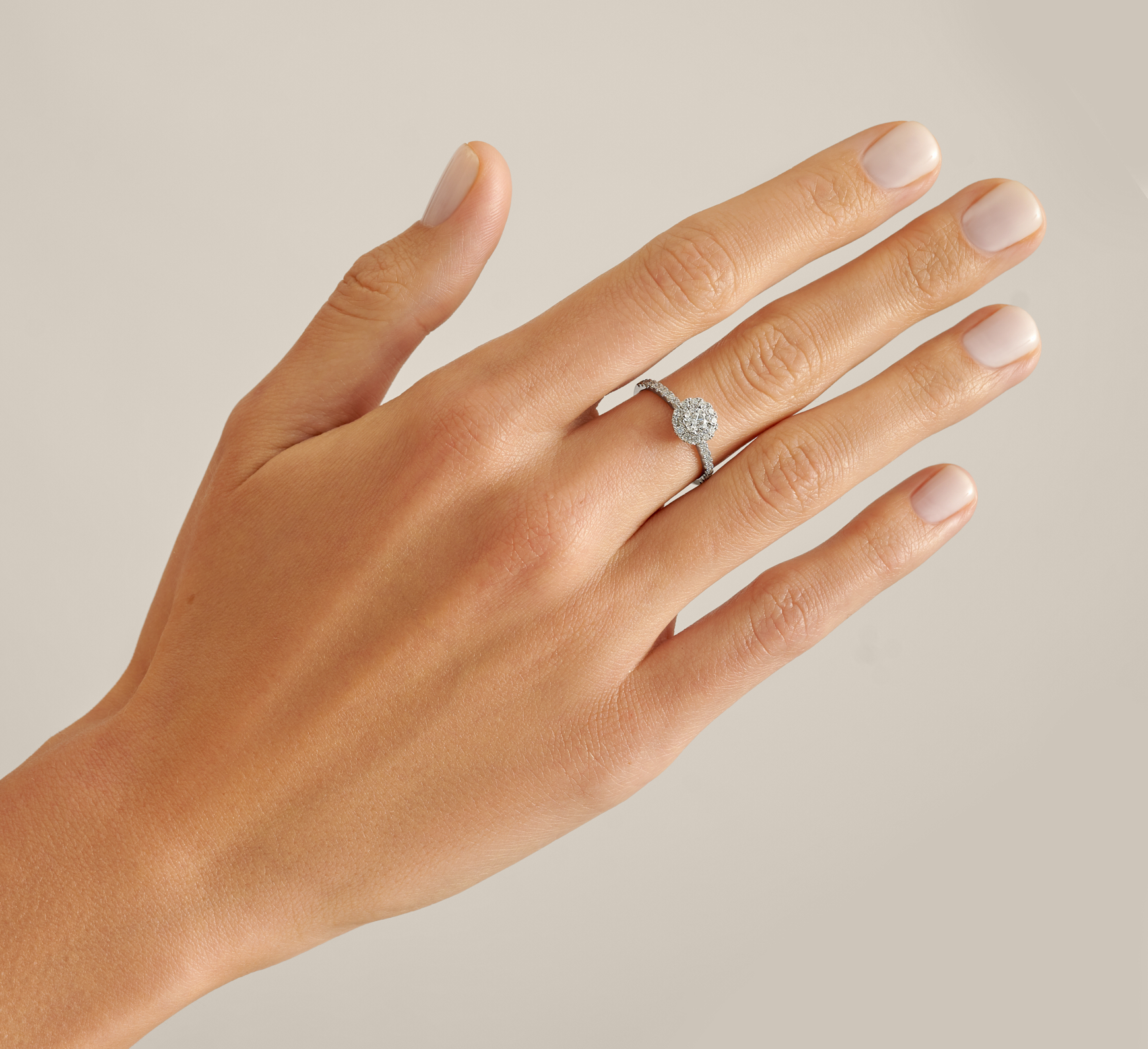 White gold ring with diamonds glow <span>1007</span>