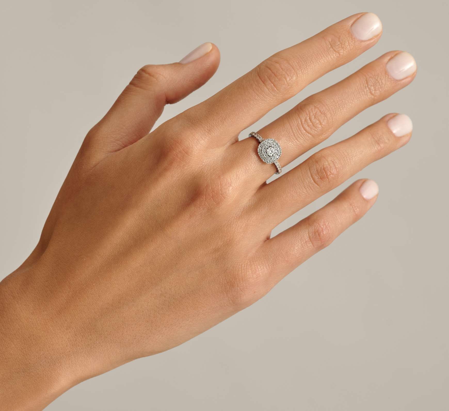 White gold ring with diamonds glow <span>1008</span>