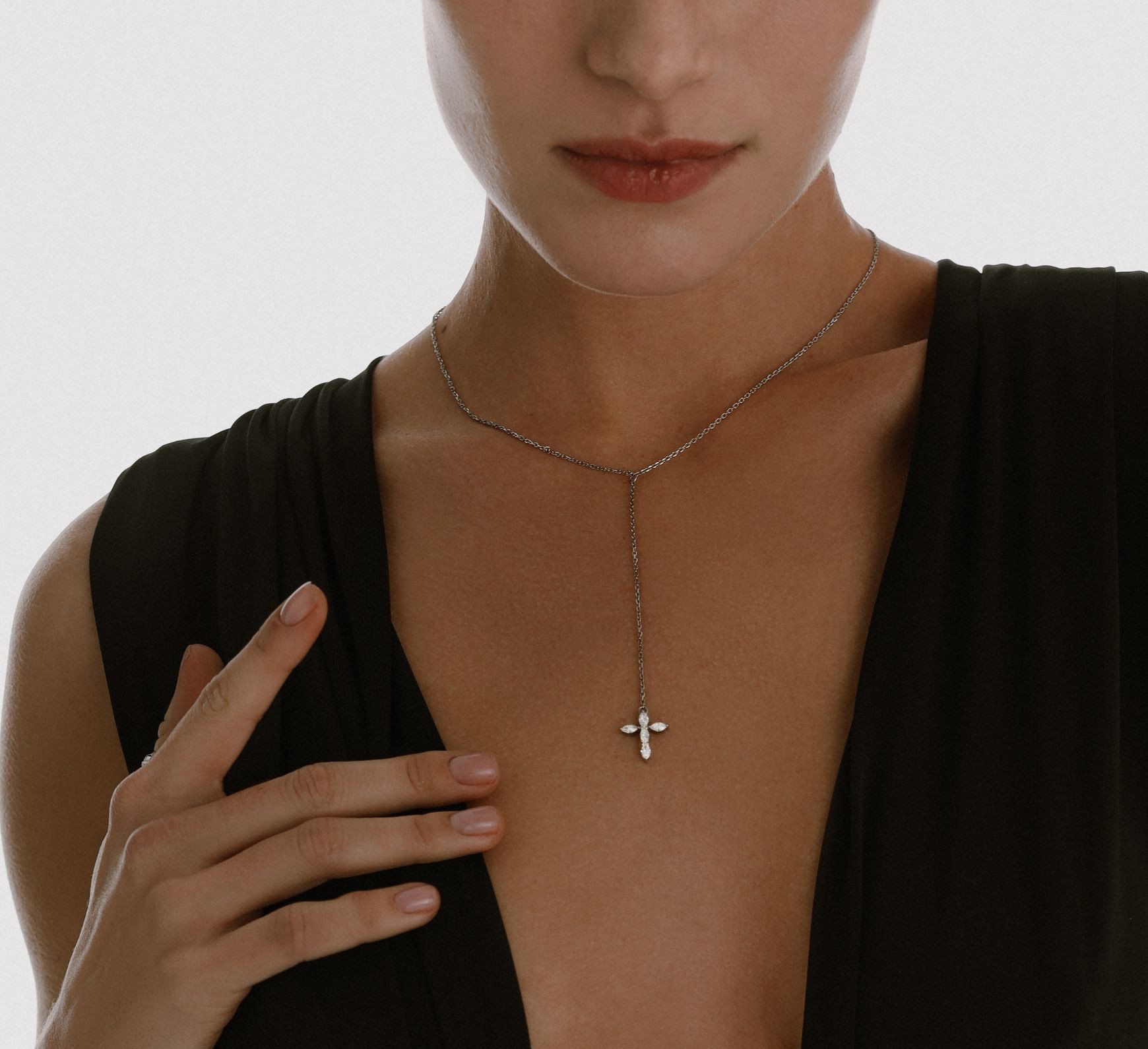 White gold necklace with diamonds saint <span>2055</span>
