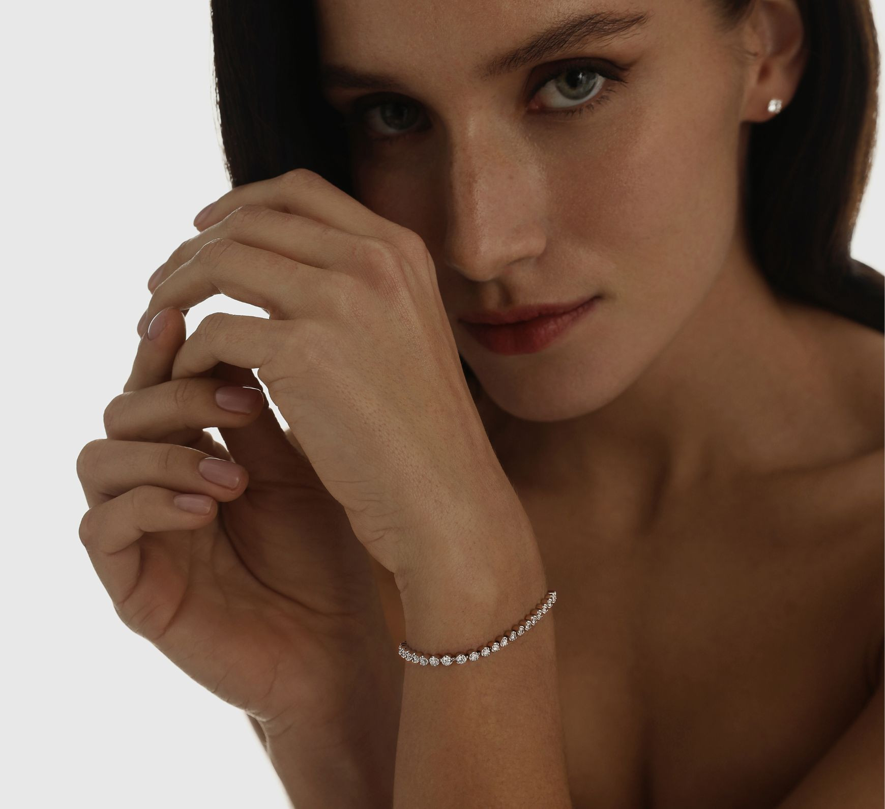 White gold bracelet with diamonds glow <span>2200</span>
