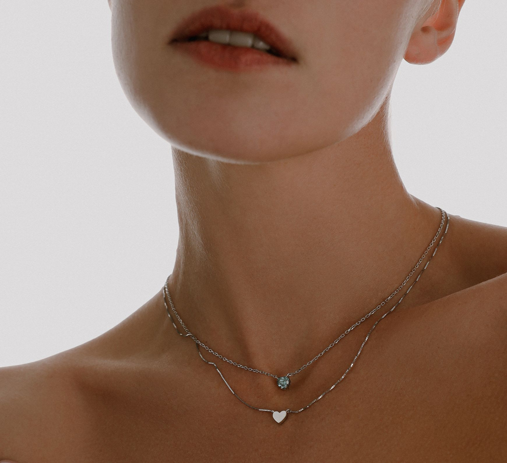 White gold necklace with diamond senses <span>2077</span>