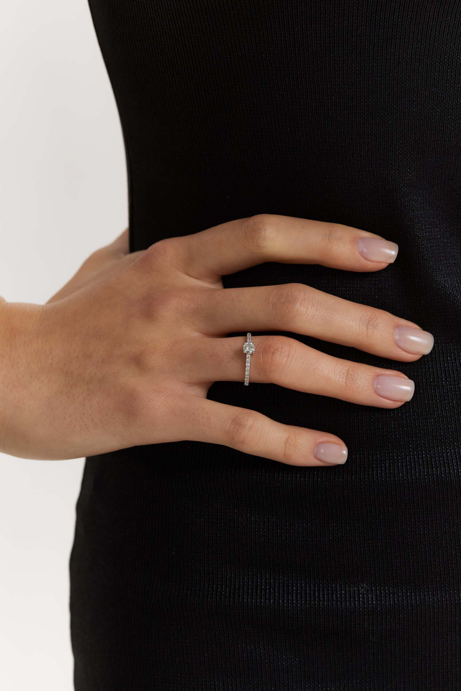 White gold ring  with diamond glow <span>1005</span>