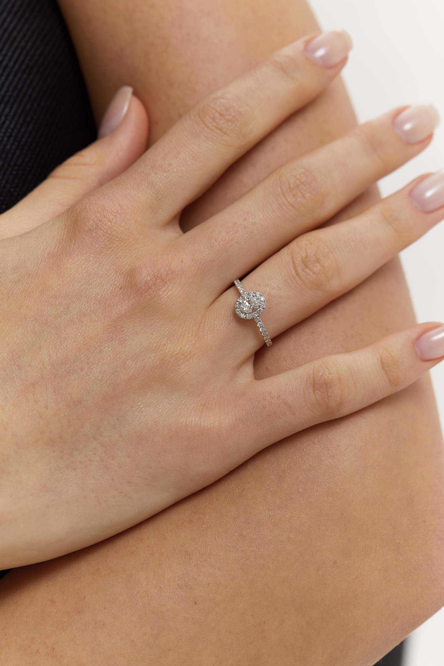 White gold ring with diamonds glow <span>1011</span>