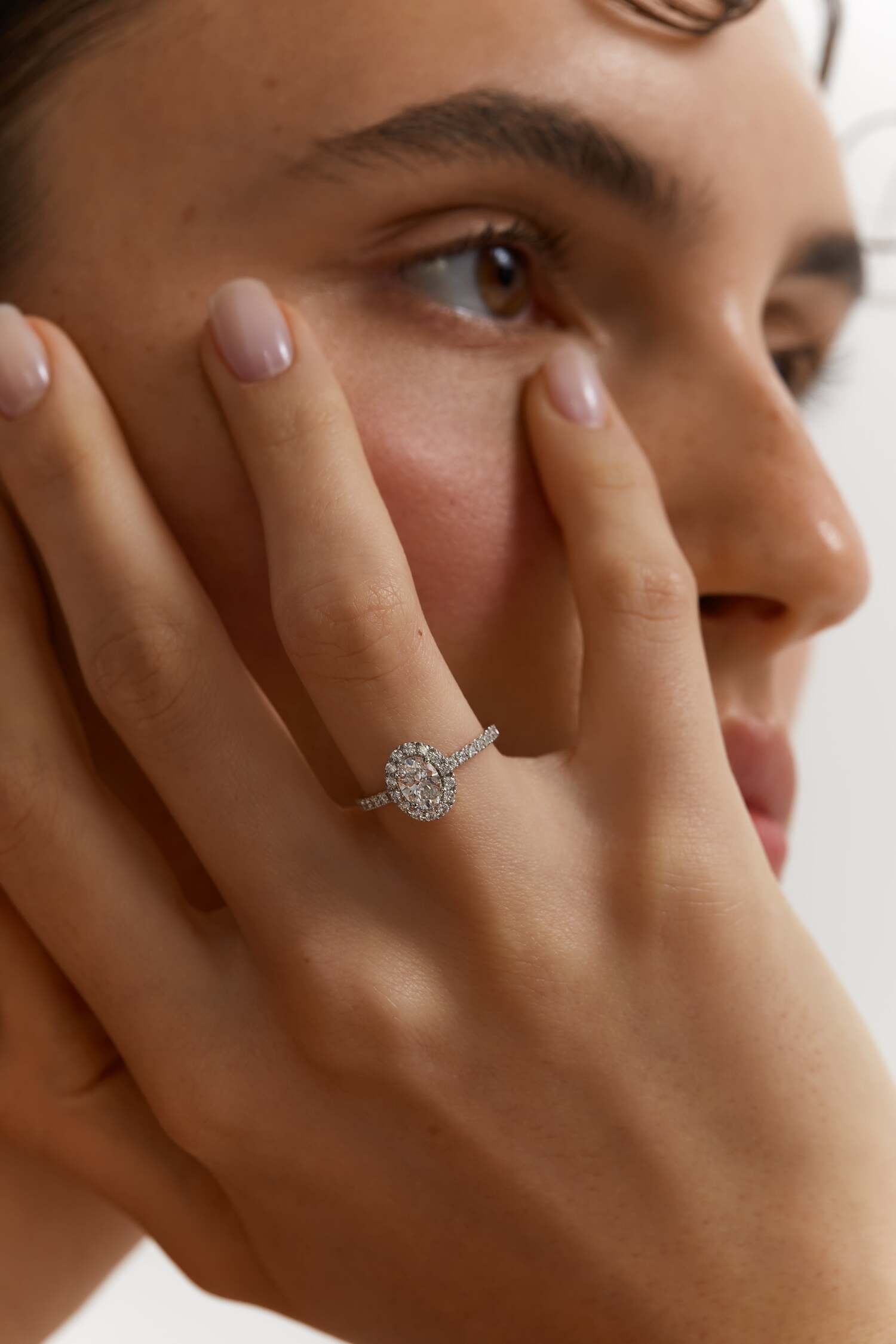 White gold ring with diamonds glow <span>1011</span>