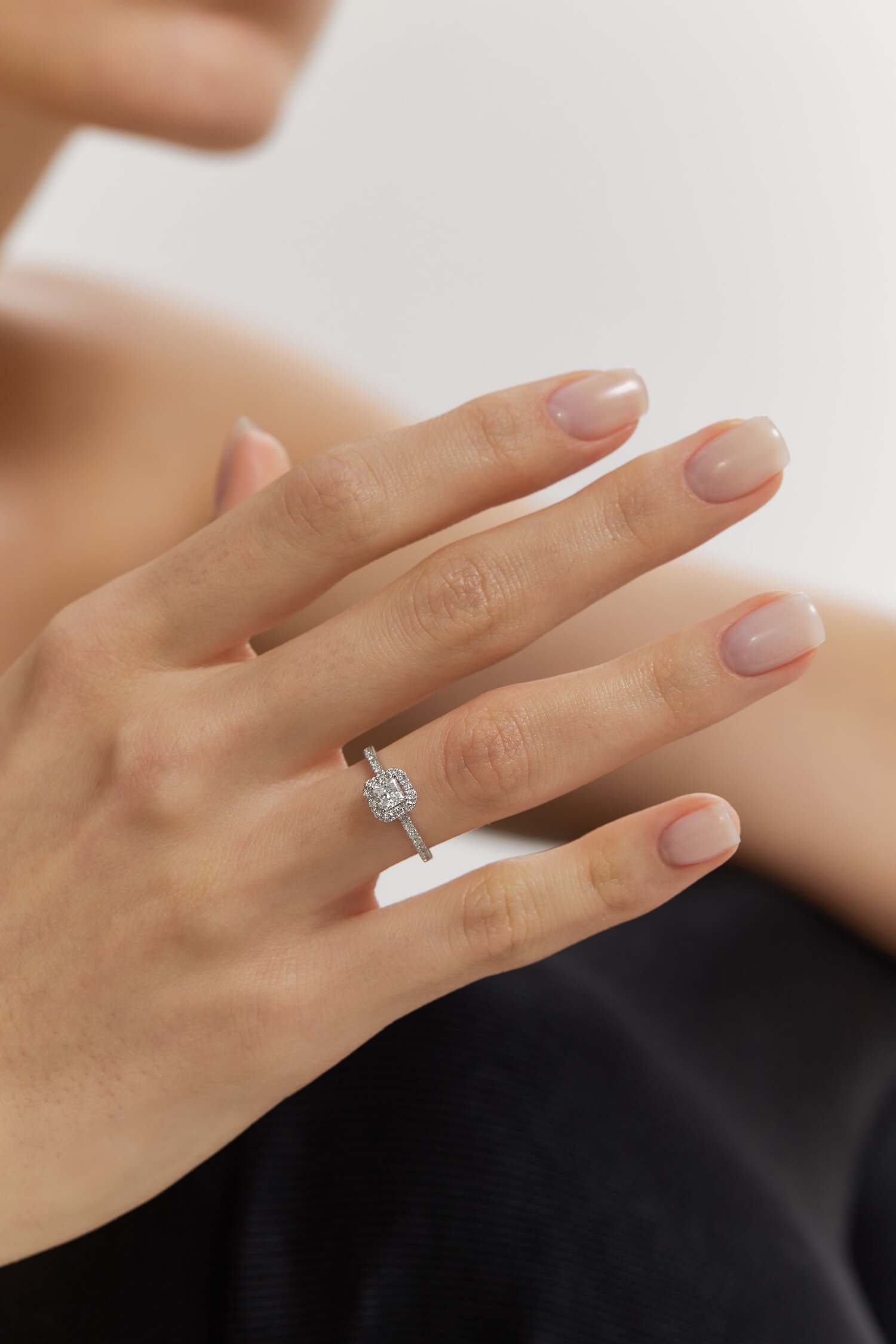  White gold ring with diamonds glow <span>2190</span>