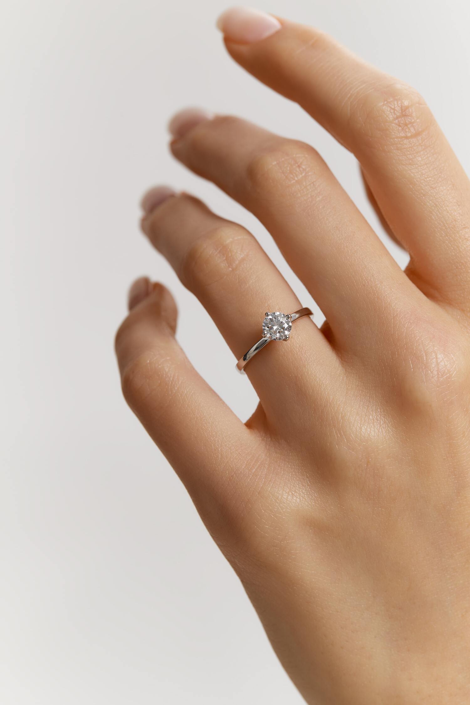 White gold ring with diamond mono <span>1004</span>