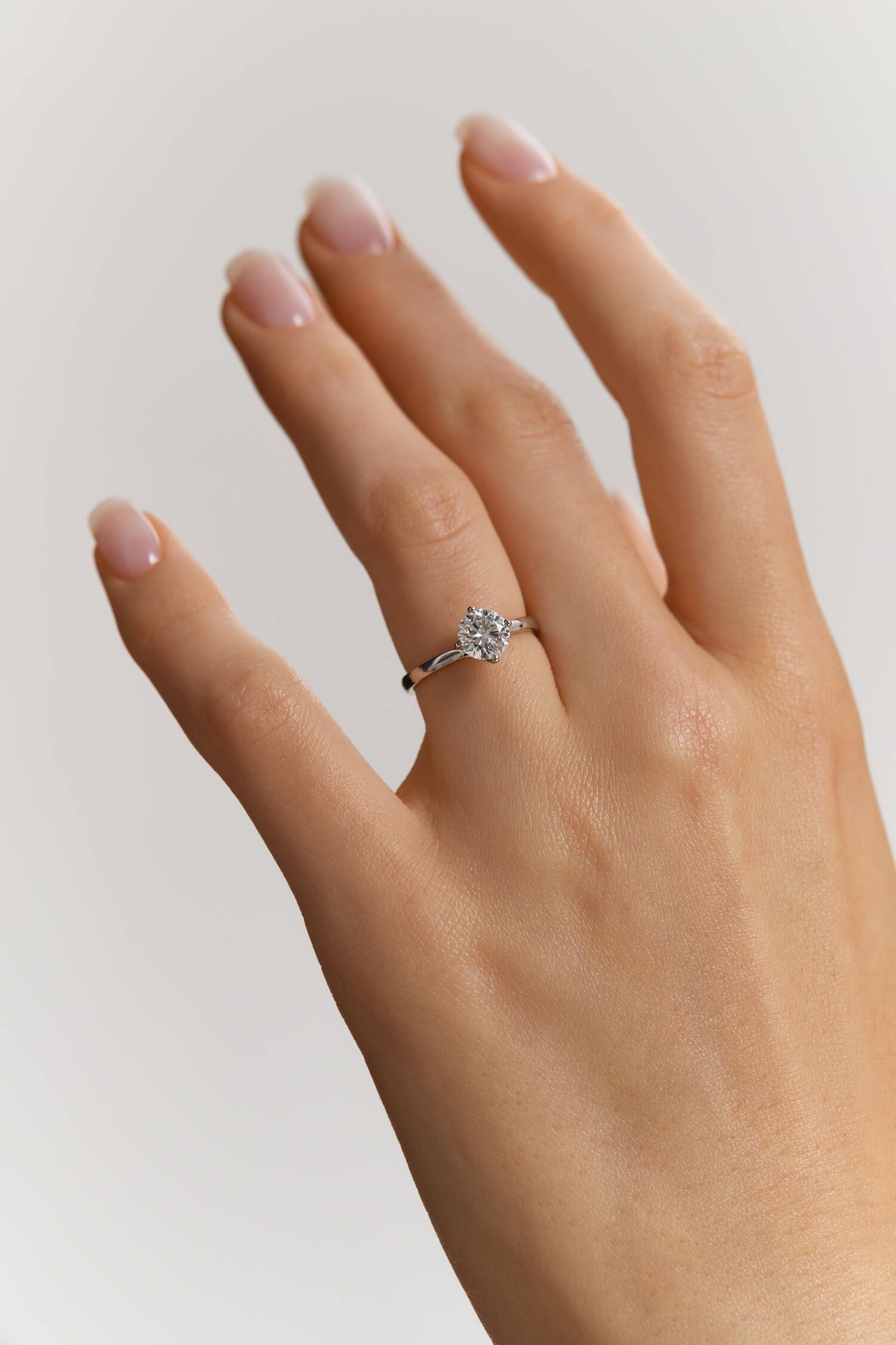 White gold ring with diamond mono <span>1004</span>
