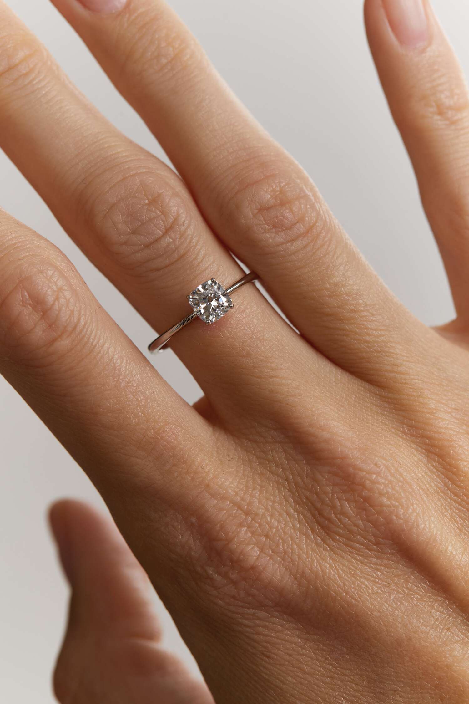 White gold ring with diamond mono <span>2134</span>
