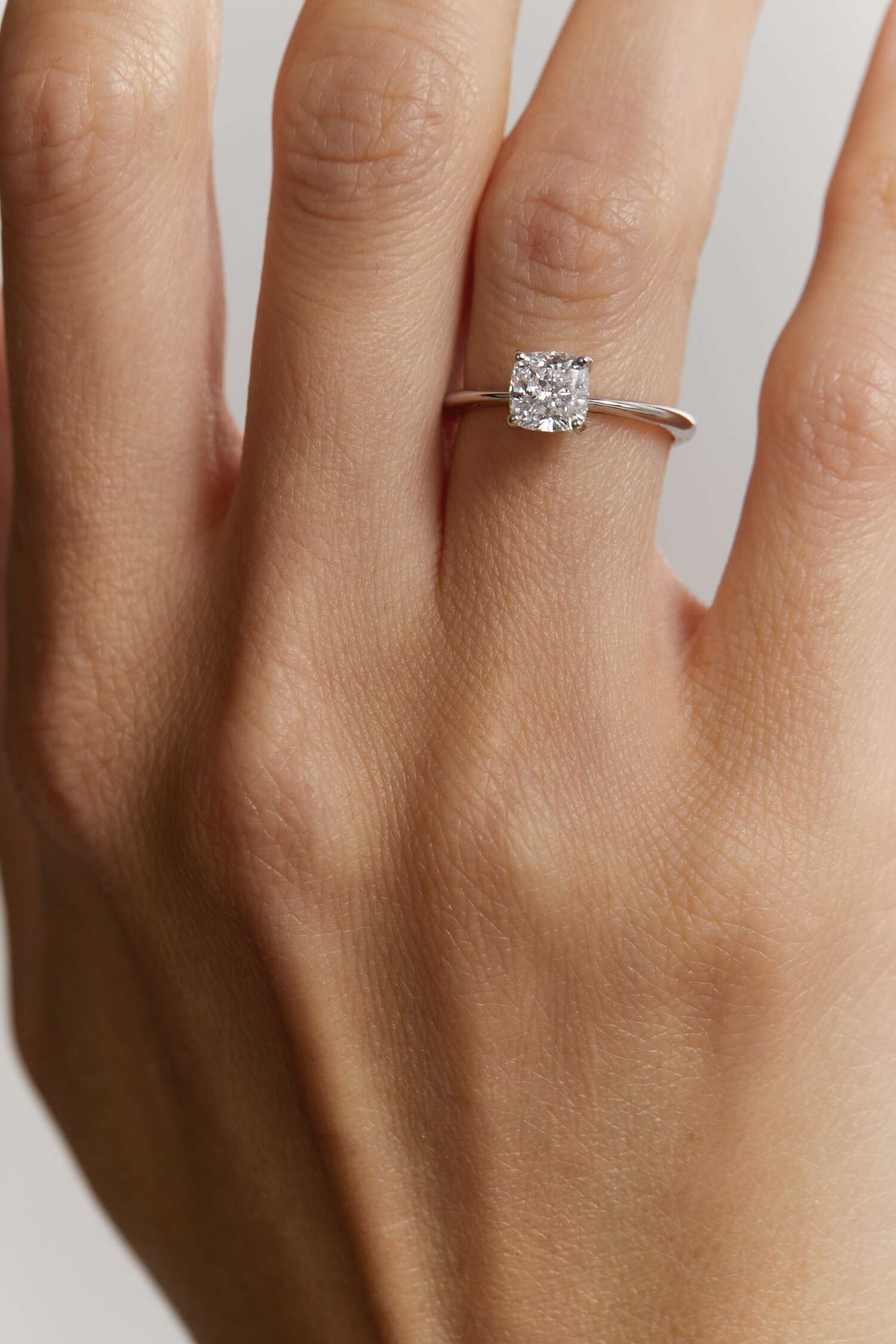 White gold ring with diamond mono <span>2134</span>